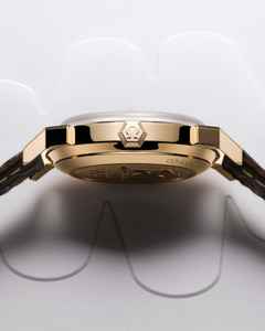 Omega Seamaster Milano Cortina 2026 Automatik Edelstahl 37mm weißes Zifferblatt braunes Lederband – Herrenuhren Uhr ohne Datum aus 750 Gelbgold und Leder. Das Gehäuse ist rund und gelbgold. Das Lederarmband ist braun. Das Zifferblatt ist ein Index in weiß. – Ansicht 5