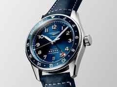 Longines Spirit Zulu Time Automatik Edelstahl 39mm blaues Zifferblatt blaues Lederband – Herrenuhren Uhr mit Datum aus Edelstahl, Keramik und Leder. Das Gehäuse ist rund und silber. Das Lederarmband ist blau. Das Zifferblatt ist arabisch Index und blau. – Ansicht 2