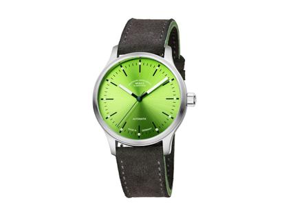 Mühle Glashütte Panova Limettengrün Automatik Edelstahl 40mm anthrazitfarbenes Lederband – Herrenuhren Uhr ohne Datum aus Edelstahl. Das Gehäuse ist rund und silber. Das Lederarmband ist anthrazit. Das Zifferblatt ist ein Index in grün.
