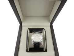 Glashütte Original Sixties Chronograph Automatik Edelstahl 42mm silbernes Zifferblatt schwarzes Lederband 1-39-34-03-22-04 Full Set Occasion Refurbished – Herrenuhren Chronograph aus Edelstahl und Leder. Das Gehäuse ist rund und silber. Das Lederarmband Kroko / Alligator ist schwarz. Das Zifferblatt ist arabisch Index und silber. – Ansicht 3