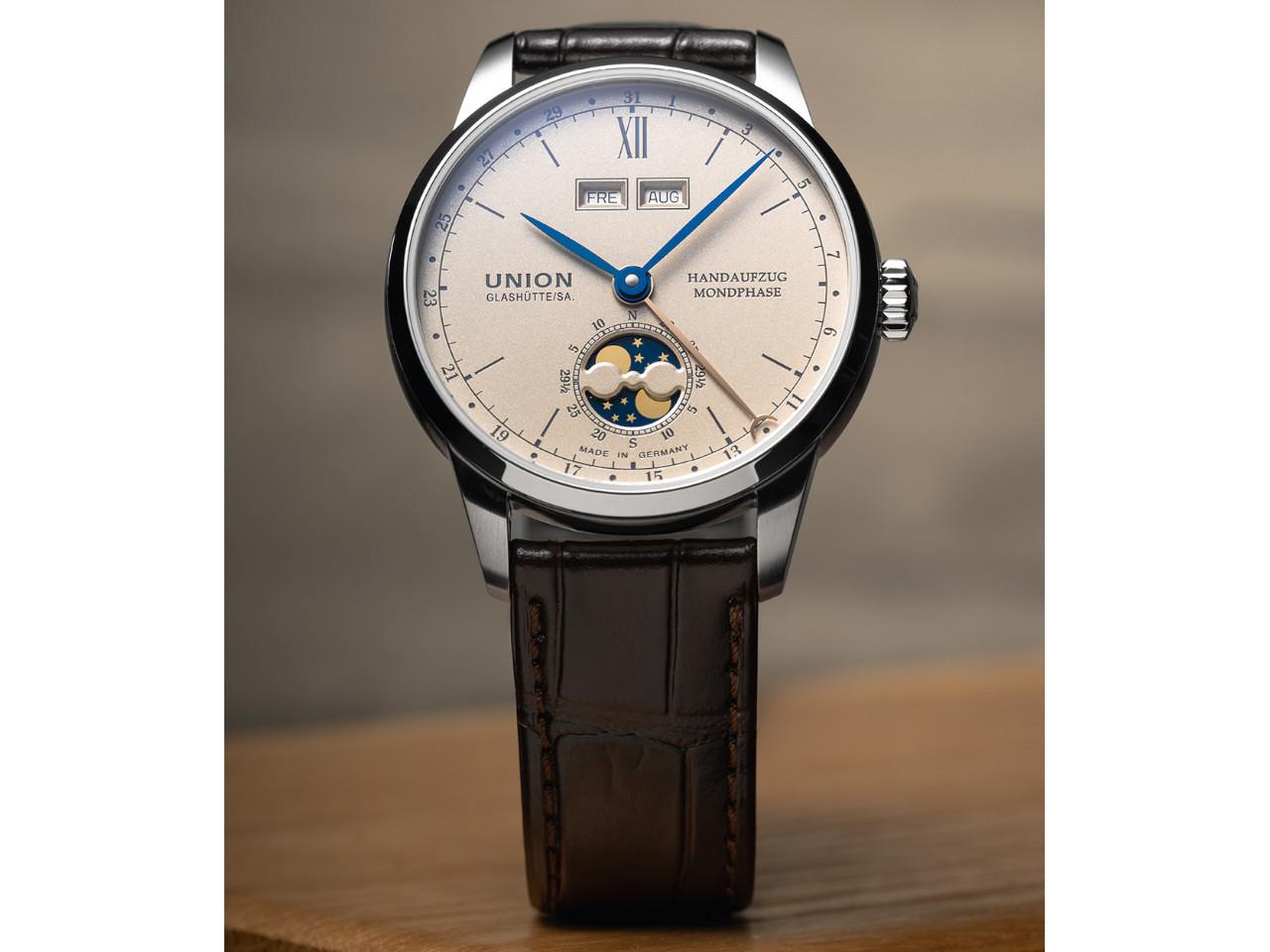 Union Glashütte 1893 Johannes Dürrstein Edition Doppelmondphase Handaufzug Edelstahl 41mm beiges Zifferblatt braunes Lederband – Herrenuhren Uhr mit Datum aus Edelstahl und Leder. Das Gehäuse ist rund und silber. Das Lederarmband ist braun. Das Zifferblatt ist römisch Index und beige. – Ansicht 4