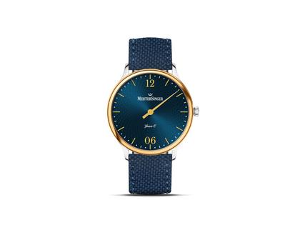 MeisterSinger Yaara Quarz Edelstahl 36mm blaues Zifferblatt blaues Textilband – Damenuhren Uhr ohne Datum aus Edelstahl und PVD beschichtet. Das Gehäuse ist rund und silber. Das Textilarmband ist blau. Das Zifferblatt ist arabisch Index und blau.