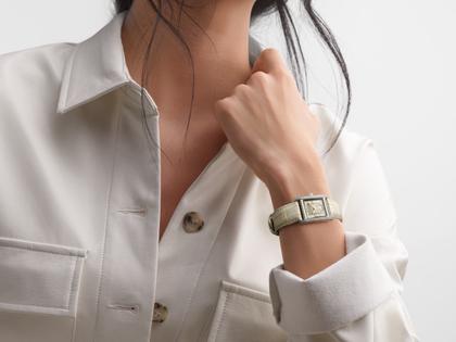 Longines DolceVita   Mini Quarz Edelstahl 22x29mm Brillantbesatz gelbes Zifferblatt gelbes Lederband – Damenuhren Uhr ohne Datum aus Edelstahl, Leder und vergoldet. Das Gehäuse ist rechteckig und silber. Das Lederarmband Kroko / Alligator ist gelb. Das Zifferblatt ist römisch und gelb. – Ansicht 5