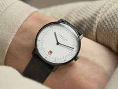 Sternglas Naos Edition Bauhaus III Quarz Edelstahl Schwarz-PVD 38mm weißes Zifferblatt schwarzes Lederband – Herrenuhren Uhr mit Datum aus Edelstahl, Leder und PVD beschichtet. Das Gehäuse ist rund und schwarz. Das Lederarmband ist schwarz. Das Zifferblatt ist arabisch Index und weiß. – Ansicht 8