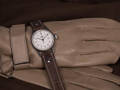 Hanhart Pioneer One weißes Zifferblatt braunes Lederband – Herrenuhren Uhr mit Datum aus Edelstahl. Das Gehäuse ist rund und silber. Das Lederarmband ist braun. Das Zifferblatt ist arabisch und weiß. – Ansicht 2