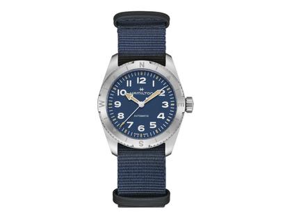 Hamilton Khaki Field Expedition Automatik Edelstahl 37mm blaues Zifferblatt blaues Textilband – Herrenuhren Uhr ohne Datum aus Edelstahl. Das Gehäuse ist rund und silber. Das Textilarmband ist blau. Das Zifferblatt ist ein Index in blau.