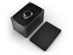 Garmin MARQ Captain Gen 2 digital Titan 46mm blaues Jacquard-Nylonband – Herrenuhren Uhr Multifunktion aus Keramik und Titan. Das Gehäuse ist rund und grau. Das Textilarmband ist blau. Der Zifferblatt ist digital. – Ansicht 4