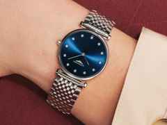Longines La Grande Classique Quarz Edelstahl 29mm blaues Zifferblatt mit Diamanten Metallband – Damenuhren Uhr ohne Datum aus Edelstahl und PVD beschichtet. Das Gehäuse ist rund und silber. Das Edelstahlarmband ist silber. Das Zifferblatt ist ein Index in blau. – Ansicht 6