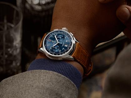 Breitling Premier B01 Chronograph 42 Automatik Edelstahl blaues Zifferblatt Metallband – Herrenuhren Chronograph aus Edelstahl und Leder. Das Gehäuse ist rund und silber. Das Edelstahlarmband ist silber. Das Zifferblatt ist arabisch und blau. – Ansicht 5