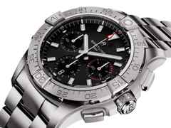Breitling Avenger B01 Chronograph 42 Automatik Edelstahl 42mm schwarzes Zifferblatt Metallband – Herrenuhren Chronograph aus Edelstahl. Das Gehäuse ist rund und silber. Das Edelstahlarmband ist silber. Das Zifferblatt ist ein Index in schwarz. – Ansicht 2