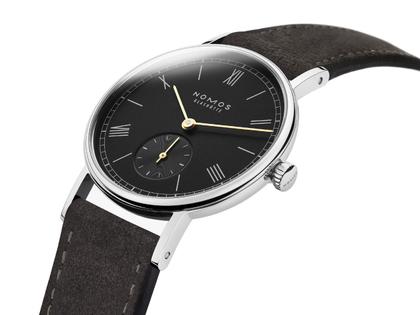 Nomos Glashütte Ludwig 33 Noir Handaufzug Edelstahl schwarzes Zifferblatt schwarzes Lederband Glasboden – Damenuhren Uhr ohne Datum aus Edelstahl und Leder. Das Gehäuse ist rund und silber. Das Lederarmband ist schwarz. Das Zifferblatt ist römisch Index und schwarz. – Ansicht 3