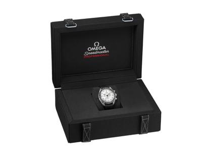 Omega Speedmaster Moonwatch Professional Chronograph Handaufzug Edelstahl 42mm weißes Zifferblatt schwarzes Kautschukband – Herrenuhren Chronograph aus Edelstahl und eloxiertes Aluminium. Das Gehäuse ist rund und silber. Das Kautschuk / Kunststoff / Silikon Armband ist schwarz. Das Zifferblatt ist ein Index in weiß. – Ansicht 5