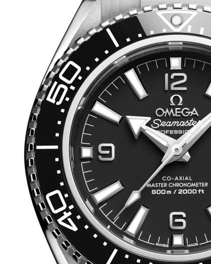 Omega Seamaster Planet Ocean 600M Automatik Edelstahl 42mm schwarzes Zifferblatt schwarze Keramiklünette Kautschukband – Herrenuhren Uhr ohne Datum aus Edelstahl und Keramik. Das Gehäuse ist rund und silber. Das Kautschuk / Kunststoff / Silikon Armband ist schwarz. Das Zifferblatt ist arabisch Index und schwarz. – Ansicht 3
