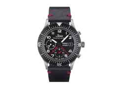 Sinn Spezialuhren 156.1 Fliegerchronograph Automatik Edelstahl 43mm schwarzes Zifferblatt schwarzes Lederband – Herrenuhren Chronograph aus Edelstahl. Das Gehäuse ist rund und silber. Das Lederarmband ist schwarz. Das Zifferblatt ist arabisch und schwarz.