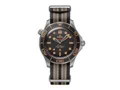 Omega Seamaster Diver 300M "007 Edition" Automatik Titan 42mm braunes Zifferblatt NATO Band – Herrenuhren Uhr ohne Datum aus Aluminium und Titan. Das Gehäuse ist rund und grau. Das Textilarmband ist grau. Das Zifferblatt ist ein Index in braun.