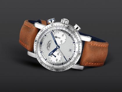 Mühle Glashütte Teutonia Sport I Clous de Paris Automatik Edelstahl 42,6mm silbernes Zifferblatt braunes Lederband – Herrenuhren Chronograph aus Edelstahl. Das Gehäuse ist rund und silber. Das Lederarmband ist braun. Das Zifferblatt ist ein Index in silber. – Ansicht 2