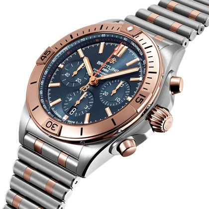 Breitling Chronomat B01 42 Automatik Edelstahl blaues Zifferblatt Metallband – Herrenuhren Chronograph aus 750 Rotgold und Edelstahl. Das Gehäuse ist rund und silber-roségold. Das Edelstahlarmband ist silber-roségold. Das Zifferblatt ist ein Index in blau. – Ansicht 2