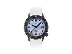 Sinn Spezialuhren U50 S Taucheruhr Automatik U‑Boot‑Stahl 41mm Perlmuttzifferblatt weißes Silikonband – Herrenuhren Uhr mit Datum aus Edelstahl und PVD beschichtet. Das Gehäuse ist rund und schwarz. Das Kautschuk / Kunststoff / Silikon Armband ist weiß. Das Zifferblatt ist ein Index in schwarz.