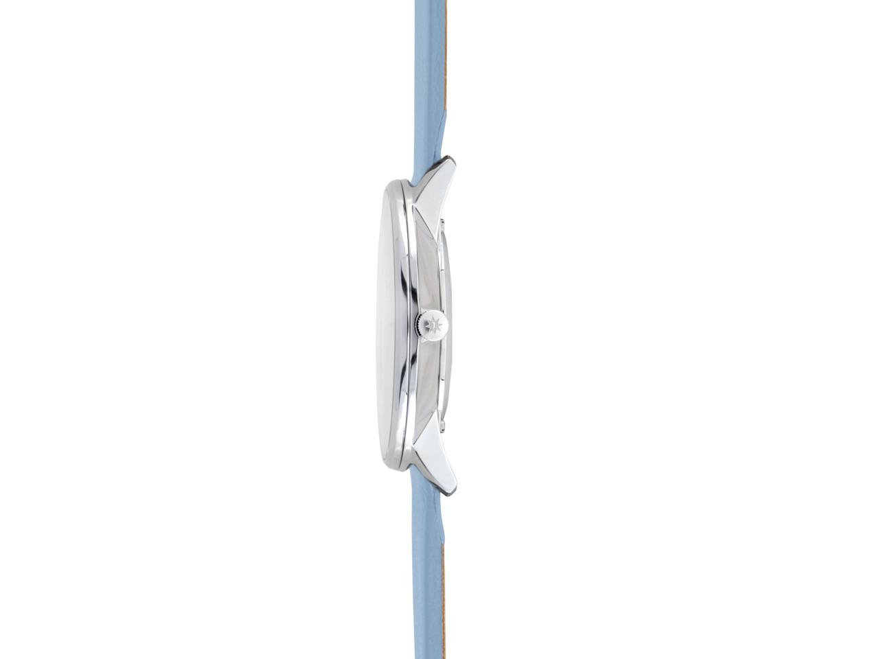 Junghans FORM Damen Quarz Edelstahl 34mm versilbertes Zifferblatt blaues Lederband – Damenuhren Uhr mit Datum aus Edelstahl und Leder. Das Gehäuse ist rund und silber. Das Lederarmband ist blau. Das Zifferblatt ist ein Index in silber. – Ansicht 3