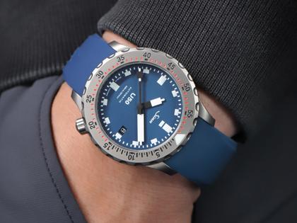Sinn Spezialuhren U50 B Automatik U-Boot-Stahl 41mm blaues Zifferblatt blaues Textilband – Herrenuhren Uhr mit Datum aus Edelstahl und Metall. Das Gehäuse ist rund und grau. Das Textilarmband ist blau. Das Zifferblatt ist ein Index in blau. – Ansicht 7