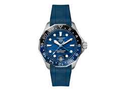 TAG Heuer Aquaracer Professional 300 GMT Automatik Edelstahl 42mm blaues Zifferblatt blaues Kautschukband – Herrenuhren Uhr mit Datum aus Edelstahl und Keramik. Das Gehäuse ist rund und silber. Das Kautschuk / Kunststoff / Silikon Armband ist blau. Das Zifferblatt ist ein Index in blau.
