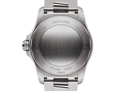 Breitling Avenger Automatik 42 Edelstahl schwarzes Zifferblatt Metallband – Herrenuhren Uhr mit Datum aus Edelstahl. Das Gehäuse ist rund und silber. Das Edelstahlarmband ist silber. Das Zifferblatt ist ein Index in schwarz. – Ansicht 4
