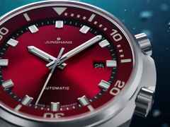 Junghans Aquaris Red Automatik Edelstahl 47mm rotes Zifferblatt Metallband und schwarzes Kautschukband – Herrenuhren Uhr mit Datum aus Edelstahl und Kautschuk. Das Gehäuse ist rund und silber. Das Edelstahlarmband ist silber. Das Zifferblatt ist ein Index in rot. – Ansicht 3