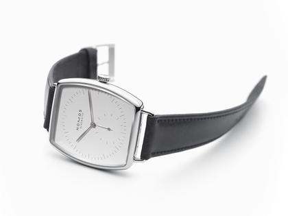 Nomos Glashütte Lux Handaufzug Weißgold 38,5mm weißes Zifferblatt braunes Lederband – Herrenuhren Uhr ohne Datum aus 750 Weißgold. Das Gehäuse ist sonstige Form und silber. Das Lederarmband ist schwarz. Das Zifferblatt ist ein Index in weiß. – Ansicht 4