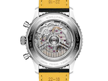 Breitling Navitimer B19 Chronograph 43 Perpetual Calendar Automatik Edelstahl eisblaues Zifferblatt schwarzes Lederband – Herrenuhren Chronograph aus 950 Platin, Edelstahl und Leder. Das Gehäuse ist rund und silber. Das Lederarmband Kroko / Alligator ist schwarz. Das Zifferblatt ist ein Index in blau. – Ansicht 3