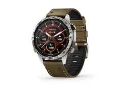 Garmin MARQ Adventurer Gen 2 Damascus Steel Edition digital Damaszenerstahl 46mm braunes Lederband – Herrenuhren Uhr Multifunktion aus Damaststahl. Das Gehäuse ist rund und silber. Das Lederarmband ist braun. Der Zifferblatt ist digital. – Ansicht 2