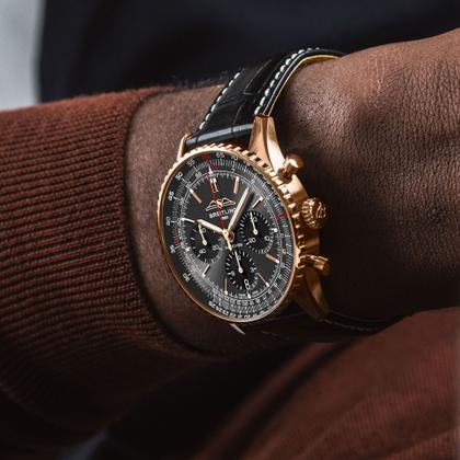 Breitling Navitimer B01 Chronograph 43 Rotgold anthrazitfarbenes Zifferblatt schwarzes Lederband Germany Gold Edition – Herrenuhren Chronograph aus 750 Rotgold. Das Gehäuse ist rund und roségold. Das Lederarmband Kroko / Alligator ist schwarz. Das Zifferblatt ist ein Index in grau. – Ansicht 5