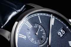Glashütte Original Senator Chronometer Handaufzug Weißgold 42mm blaues Zifferblatt blaues Lederband – Herrenuhren Uhr mit Datum aus 750 Weißgold. Das Gehäuse ist rund und silber. Das Lederarmband Kroko / Alligator ist blau. Das Zifferblatt ist römisch und blau. – Ansicht 3