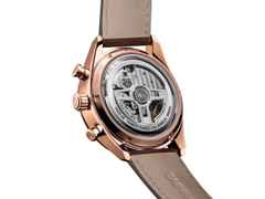 TAG Heuer Carrera Chronosprint x Porsche Automatik Roségold 42mm beiges Zifferblatt braunes Lederband – Herrenuhren Chronograph aus 750 Rotgold. Das Gehäuse ist rund und roségold. Das Lederarmband ist braun. Das Zifferblatt ist ein Index in beige. – Ansicht 2