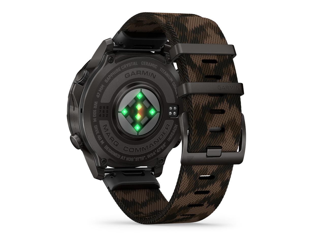 Garmin MARQ Commander Gen 3 Titan Schwarz-DLC 47mm digitales Display schwarzes Textilband – Herrenuhren Uhr Multifunktion aus DLC beschichtet, Keramik und Titan. Das Gehäuse ist rund und grau. Das Textilarmband ist schwarz. Der Zifferblatt ist digital. – Ansicht 4