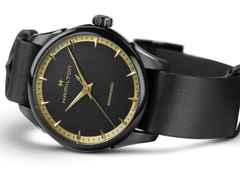Hamilton Jazzmaster Auto Edelstahl PVD-Schwarz 36mm schwarzes Zifferblatt schwarzes Lederband – Herrenuhren Uhr ohne Datum aus Edelstahl, Leder und PVD beschichtet. Das Gehäuse ist rund und schwarz. Das Lederarmband ist schwarz. Das Zifferblatt ist ein Index in schwarz. – Ansicht 3