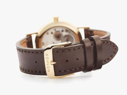 Nomos Glashütte Ludwig 33 Gold Handaufzug Gelbgold weißes Zifferblatt braunes Lederband – Damenuhren Uhr ohne Datum aus 750 Rotgold. Das Gehäuse ist rund und roségold. Das Lederarmband ist braun. Das Zifferblatt ist römisch Index und weiß. – Ansicht 3