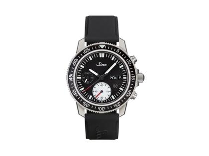 Herrenuhren Chronograph aus Edelstahl. Das Gehäuse ist rund und grau. Das Kautschuk / Kunststoff / Silikon Armband ist schwarz. Das Zifferblatt ist ein Index in schwarz.