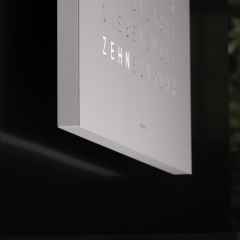 Qlocktwo Earth 45 White Pepper Monochrome Edition – Großuhren Wanduhr aus . Das Zifferblatt ist digital und weiß. – Ansicht 2