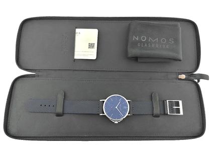 Nomos Glashütte Ahoi Atlantik Automatik Edelstahl 40mm Glasboden Ref. 557 Full Set Occasion Neu – Herrenuhren Uhr ohne Datum aus Edelstahl. Das Gehäuse ist rund und silber. Das Textilarmband ist blau. Das Zifferblatt ist arabisch Index und blau. – Ansicht 5