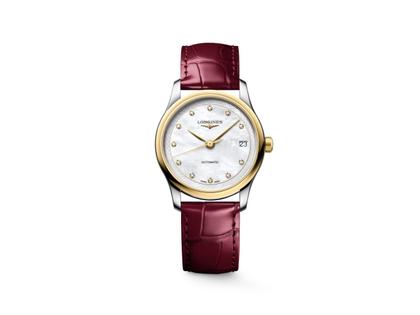 Longines Master Collection Automatik Edelstahl 34mm weißes Perlmutt-Zifferblatt mit Diamanten rotes Lederband – Damenuhren Uhr mit Datum aus 750 Gelbgold, Edelstahl und Leder. Das Gehäuse ist rund und silber. Das Lederarmband Kroko / Alligator ist rot. Das Zifferblatt ist ein Index in weiß.
