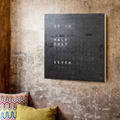 Qlocktwo Earth 90 Creator's Edition Metamorphite mit weiß lackiertem Holz – Großuhren Wanduhr aus Sonstiges. Das Gehäuse ist quadratisch. Das Zifferblatt ist digital und grau. – Ansicht 3