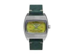 UMF Ruhla TV Gehäuse Handaufzug Edelstahl 41mm grünes Zifferblatt grünes Lederband limitiert – Herrenuhren Uhr ohne Datum aus Edelstahl, Keramik und Leder. Das Gehäuse ist tonneauform und silber. Das Lederarmband ist grün. Das Zifferblatt ist ein Index in grün.
