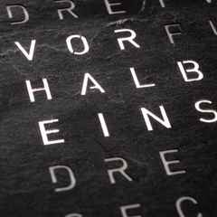 Qlocktwo Earth 45 Creator's Edition Metamorphite mit weiß lackiertem Holz – Großuhren Wanduhr aus Eisen. Das Gehäuse ist quadratisch und weiß. Das Zifferblatt ist digital und grau. – Ansicht 2