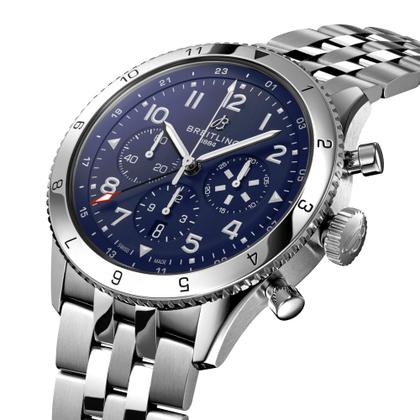 Breitling Super AVI B04 Chronograph GMT 46 Tribute to Vought F4U Corsair Automatik Edelstahl blaues Zifferblatt Metallband – Herrenuhren Chronograph aus Edelstahl. Das Gehäuse ist rund und silber. Das Edelstahlarmband ist silber. Das Zifferblatt ist arabisch und blau. – Ansicht 2