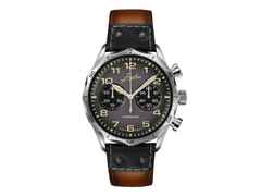 Junghans Meister Pilot Chronoscope Automatik Edelstahl 43mm graues Zifferblatt braunes Lederband – Herrenuhren Chronograph aus Edelstahl und Leder. Das Gehäuse ist rund und grau. Das Lederarmband ist braun. Das Zifferblatt ist arabisch Index und braun.