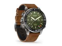 Garmin MARQ Adventurer Gen 3 Titan 47mm digitales Display braunes Lederband – Herrenuhren Uhr Multifunktion aus Keramik, Leder und Titan. Das Gehäuse ist rund und grau. Das Lederarmband ist braun. Der Zifferblatt ist digital. – Ansicht 5