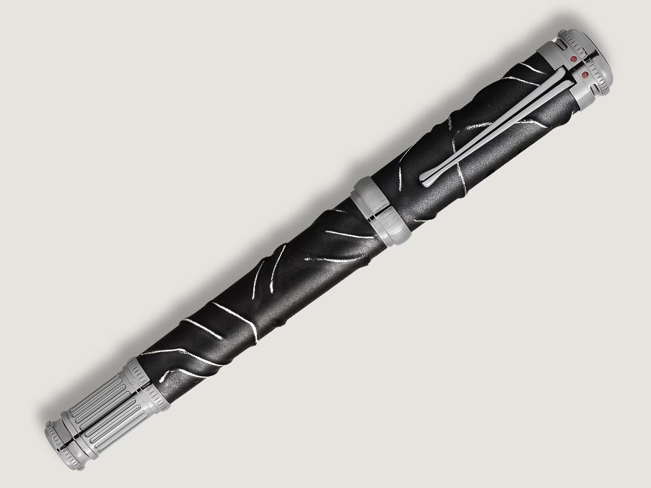 Montblanc Writers Edition                       2026: Hommage to Bram Stoker Limited Edition 1897 Füllfederhalter M – Schreibgeräte Füllfederhalter in schwarz und aus 750 Gelbgold, 925 Silber und Ruthenium. – Ansicht 3