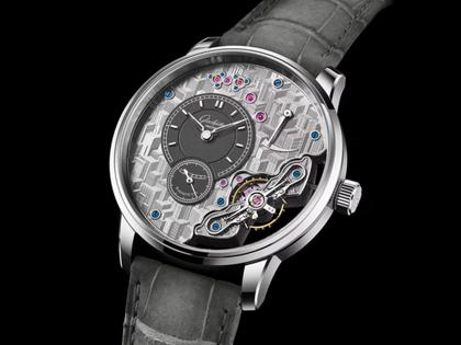 Glashütte Original PanoInverse Handaufzug Platin 42mm skelettiertes Zifferblatt graues Lederband Limited Edition – Herrenuhren Uhr ohne Datum aus 950 Platin. Das Gehäuse ist rund und silber. Das Lederarmband Kroko / Alligator ist grau. Das Zifferblatt ist ein Index in silber. – Ansicht 3