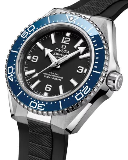 Omega Seamaster Planet Ocean 600M Automatik Edelstahl 42mm schwarzes Zifferblatt blaue Keramiklünette Kautschukband – Herrenuhren Uhr ohne Datum aus Edelstahl und Keramik. Das Gehäuse ist rund und silber. Das Kautschuk / Kunststoff / Silikon Armband ist schwarz. Das Zifferblatt ist arabisch Index und schwarz. – Ansicht 3