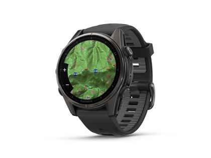 Garmin fenix 8 43mm AMOLED faserverstärktes Polymer Edelstahl titangrau beschichtet schwarzes Kautschukband – Damenuhren Uhr Multifunktion aus DLC beschichtet, Edelstahl und Kautschuk. Das Gehäuse ist rund und schwarz. Das Kautschuk / Kunststoff / Silikon Armband ist schwarz. Das Zifferblatt ist digital und schwarz. – Ansicht 2